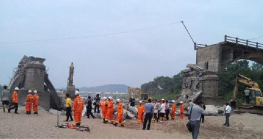 江西廣昌縣河東橋<em>坍塌</em>，推測深槽橋墩沖刷深度超過容許值，導致橋墩埋置深度不足而傾覆