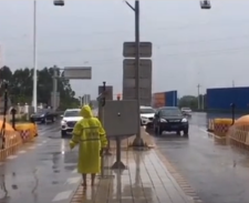 高速收費站路姐赤腳上陣	，冒雨疏散交通