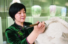醴陵釉下五彩瓷燒制<em>技藝</em><em>的</em>代表<em>傳承</em><em>人</em>黃小玲，<em>中國</em>陶瓷界<em>的</em>“花鳥皇后”