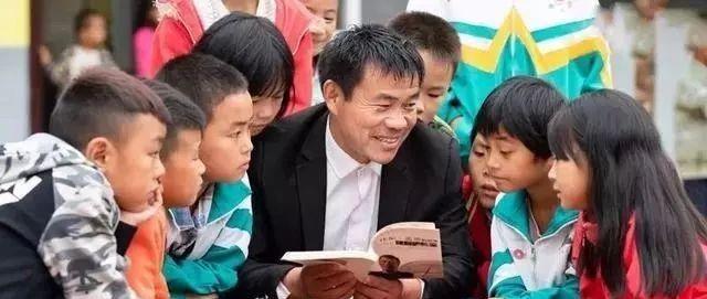 <em>鄉(xiāng)村</em><em>教師</em><em>張</em><em>玉</em><em>滾</em>，一條窄窄的扁擔(dān)挑起山里娃走出大山的希望