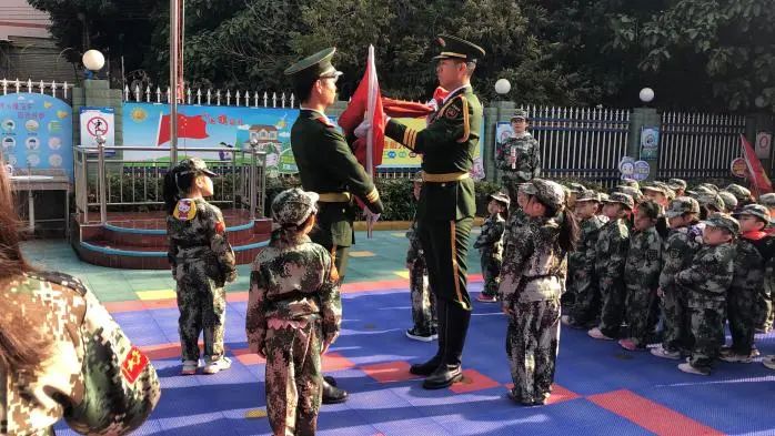 小小迷彩兵 大大軍營(yíng)夢(mèng) ——龍穴街<em>幼兒園</em>“少兵小將”<em>愛(ài)國(guó)主義教育</em><em>活動(dòng)</em>紀(jì)實(shí)
