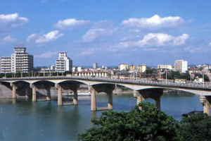 <em>懸臂梁</em><em>橋</em>—是以一端或兩端向外自由懸出<em>的</em>簡支梁作為上部結構主要承重構件<em>的</em>梁<em>橋</em>