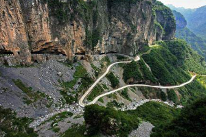 <em>中國(guó)</em><em>七大</em><em>掛</em><em>壁</em><em>公路</em>—錫崖溝<em>掛</em><em>壁</em><em>公路</em>