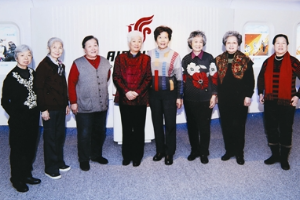 2012年“十八姐妹”中的八位姐妹共慶“三八”婦女節