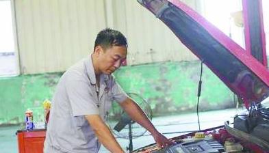 堅守崗位的汽車維修<em>工人</em>-張開吉