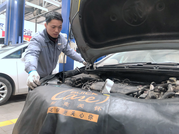 車間里的維修<em>師</em>：當好汽車“醫生”，為千家萬戶出行上好“安全弦”