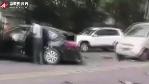 貨車鬧市區制動失效<em>撞車</em> 目擊者拍下<em>車禍</em>現場：看看這慘烈的<em>車禍</em>