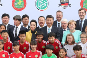 習(xí)近平同德國總理默克爾共同觀看<em>中德</em>青少年足球友誼賽