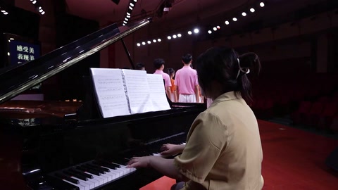 <em>微</em><em>課</em>：<em>音樂(lè)</em><em>表演</em><em>專業(yè)</em>《<em>合唱</em><em>藝術(shù)</em><em>鑒賞</em><em>與</em><em>實(shí)踐</em>-變形化指揮語(yǔ)言<em>的</em>情感傳達(dá)》