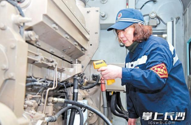 普速旅客列車發(fā)電車女乘務(wù)員<em>宋</em>娟娟：跟趟車仿佛跨了三個(gè)季節(jié)