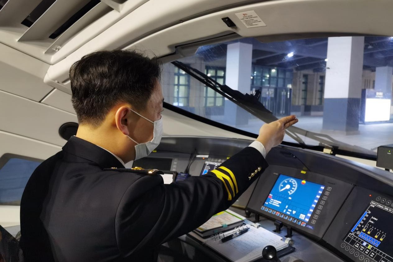 <em>授課</em><em>圖片</em>—牡丹江機(jī)務(wù)段<em>動</em><em>車組</em>司機(jī)景祥君-手中大閘把沉甸甸