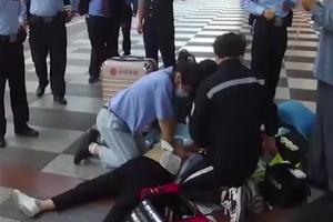 醫(yī)學(xué)生車站跪地救人面對(duì)鏡頭她說：別宣傳我宣傳心肺復(fù)蘇