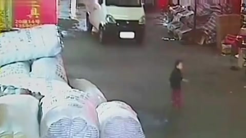 小悅悅事件真實(shí)錄像，兩歲女童被車碾壓倒地，18位路人視而不見