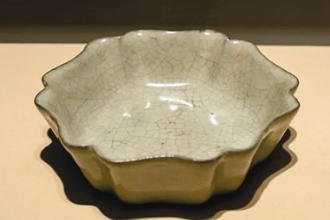 <em>中華</em><em>傳統(tǒng)文化</em>—南宋官窯青<em>釉</em>葵花式洗