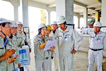 全國勞模、港<em>珠</em>澳大橋外海人工島島上建筑總建筑師馮穎慧：10000+張?jiān)O(shè)計(jì)圖紙托起“海上明珠”